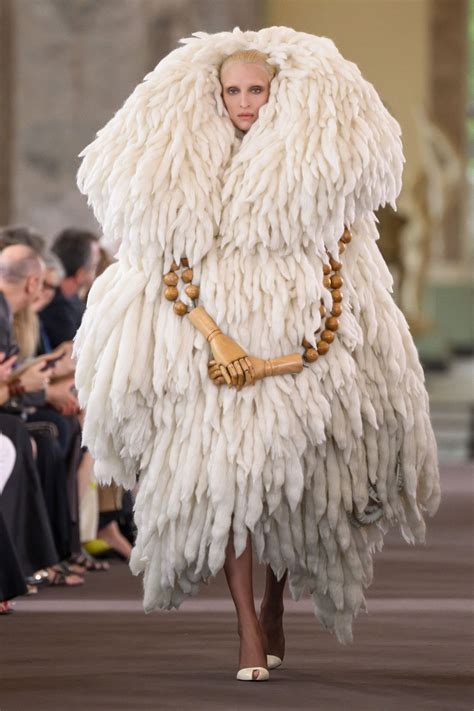 OPENING LOOK HAUTE COUTURE FALL